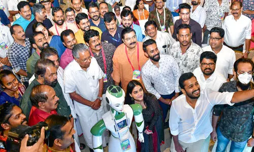 യു​വാ​ക്ക​ളു​മാ​യി സം​വ​ദി​ച്ചും ചോ​ദ്യ​ങ്ങ​ൾ​ക്ക് മ​റു​പ​ടി ന​ൽ​കി​യും മു​ഖ്യ​മ​​​​ന്ത്രി പി​ണ​റാ​യി വി​ജ​യ​ൻ