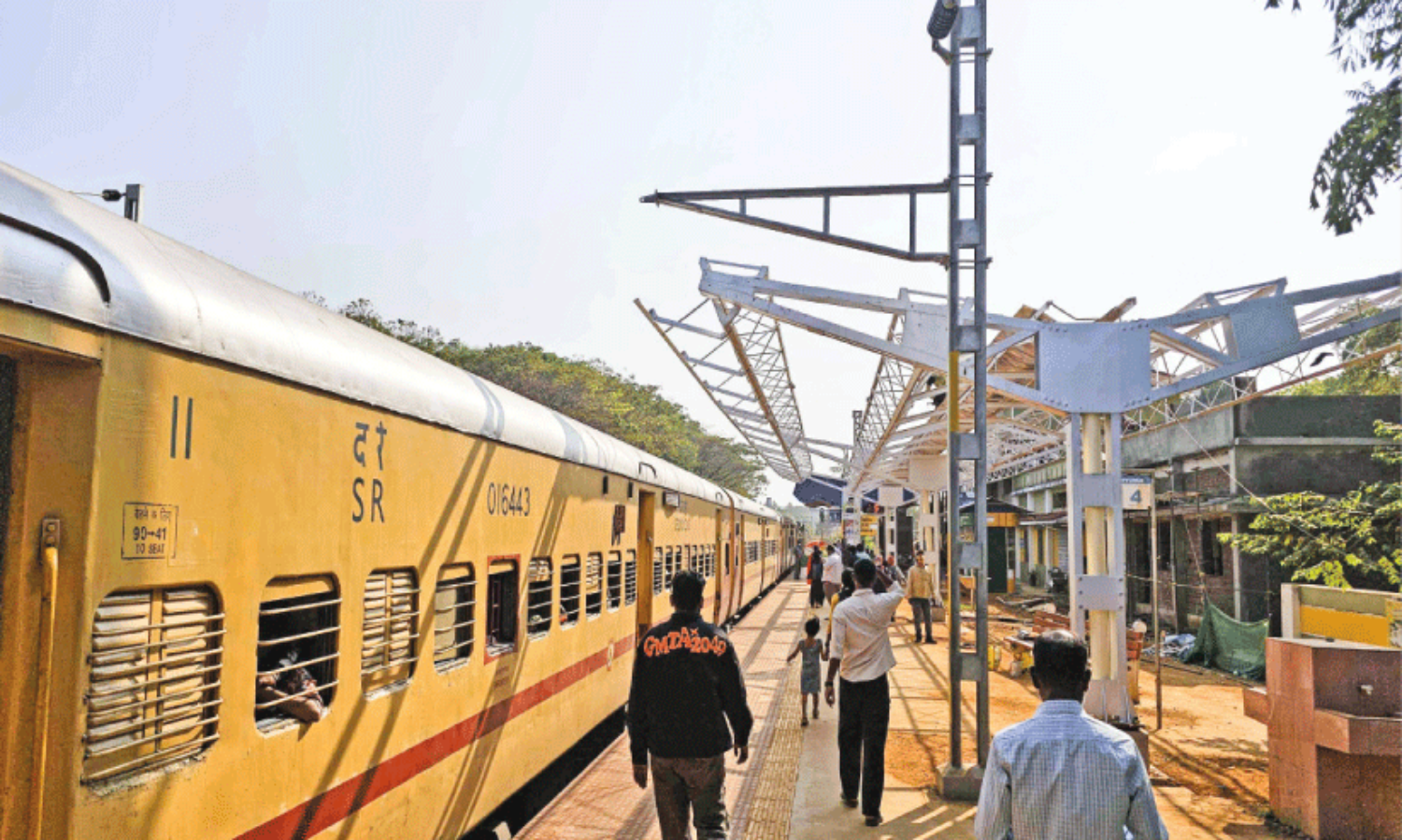 അ​ങ്ങാ​ടി​പ്പു​റം റെ​യി​ൽ​വേ സ്റ്റേ​ഷ​ൻ  മു​ഖം മി​നു​ങ്ങി