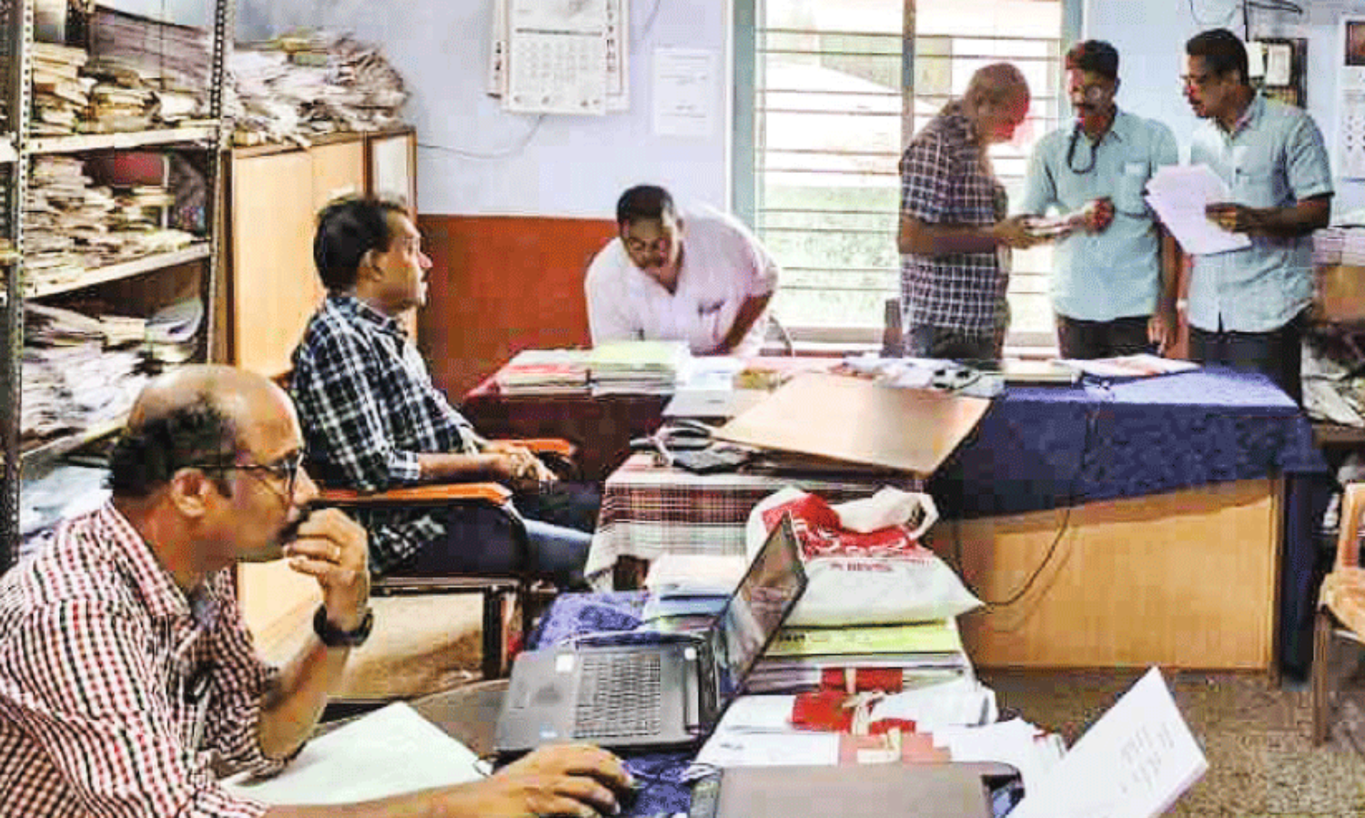 ക​രു​വാ​ര​കു​ണ്ട് വി​ല്ലേ​ജ് ഓ​ഫി​സ് വി​ജി​ല​ൻ​സ് പ​രി​ശോ​ധ​ന