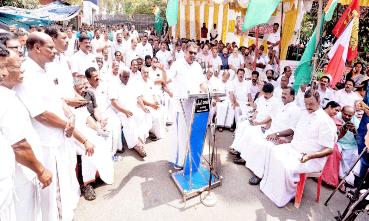 നാ​ട്ടി​ലി​റ​ങ്ങു​ന്ന അ​ക്ര​മ​കാ​രി​ക​ളാ​യ വ​ന്യ​മൃ​ഗ​ത്തെ വെ​ടി​വെ​ച്ചു കൊ​ല്ല​ണം -കെ. ​മു​ര​ളീ​ധ​ര​ൻ