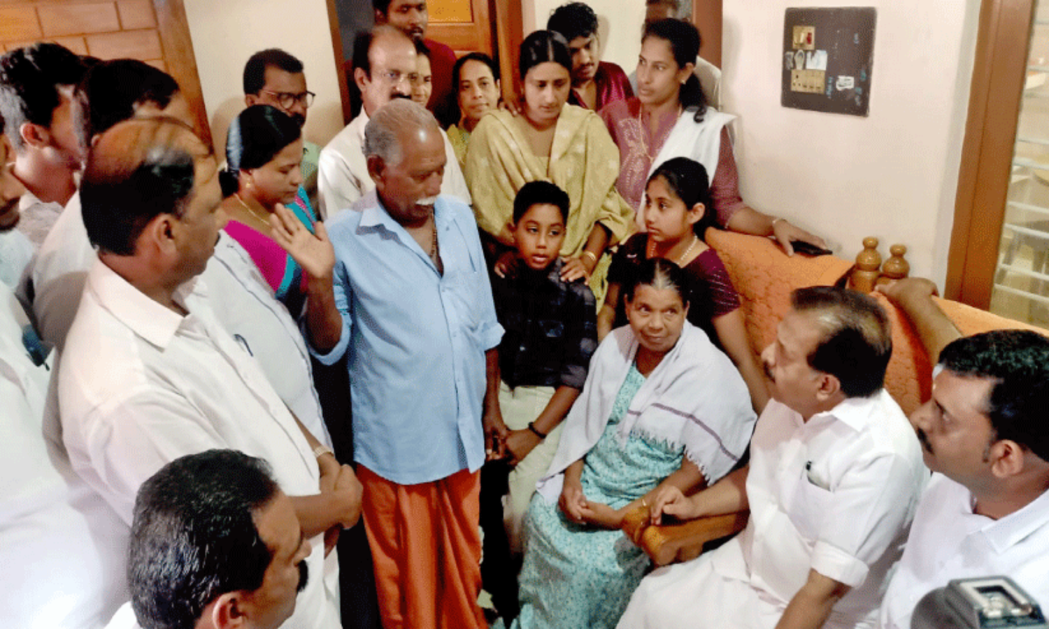 മ​യ​ക്കു​വെ​ടി​യേ​റ്റ കാ​ട്ടാ​ന​യെ​പ്പോ​ലെ​യാ​ണ് വ​നം മ​ന്ത്രി​യെ​ന്ന് ര​മേ​ശ് ചെ​ന്നി​ത്ത​ല