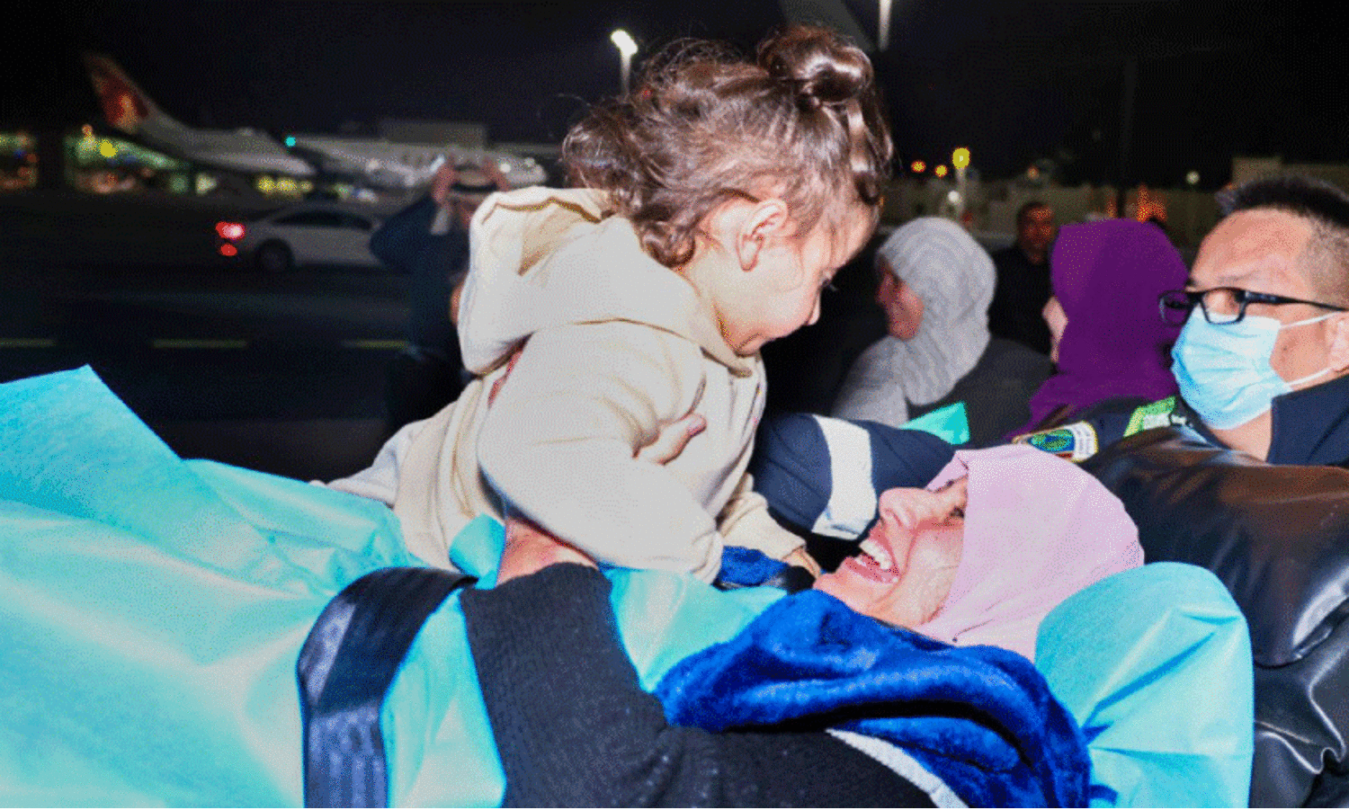 palastine lady with child who reached Doha