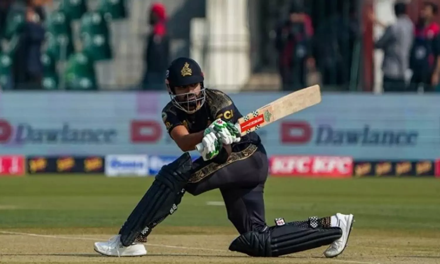 ട്വന്റി 20യിൽ അതിവേഗം 10,000 റൺസ്; ഗെയിലിനെ മറികടന്ന് ബാബർ അസം ഒന്നാമത്
