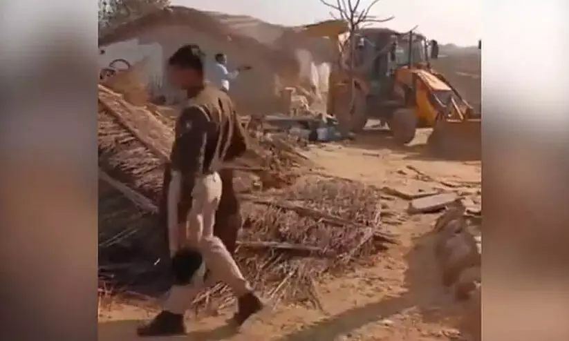 ബീഫ് വിറ്റെന്ന് ആരോപിച്ച് രാജസ്ഥാനിൽ 12 വീടുകൾ തകർത്ത് പൊലീസ്; 44 ഏക്കറിലെ കൃഷിയും നശിപ്പിച്ചു ബീഫ് വിറ്റെന്ന് ആരോപിച്ച് രാജസ്ഥാനിൽ 12 വീടുകൾ തകർത്ത് പൊലീസ്; 44 ഏക്കറിലെ കൃഷിയും നശിപ്പിച്ചു