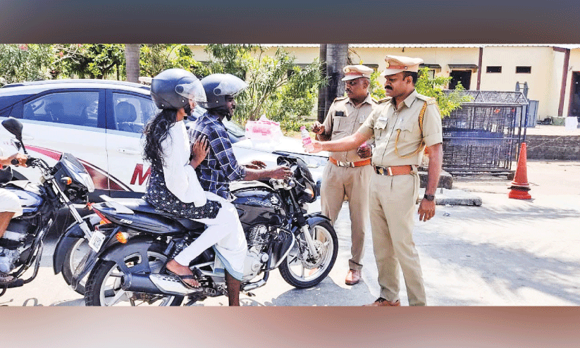 ചൂട്: യാത്രക്കാർക്ക് കുടിവെള്ളം നൽകി മോട്ടോർ വാഹന വകുപ്പ് ഉദ്യോഗസ്ഥർ ചൂട്: യാത്രക്കാർക്ക് കുടിവെള്ളം നൽകി മോട്ടോർ വാഹന വകുപ്പ് ഉദ്യോഗസ്ഥർ