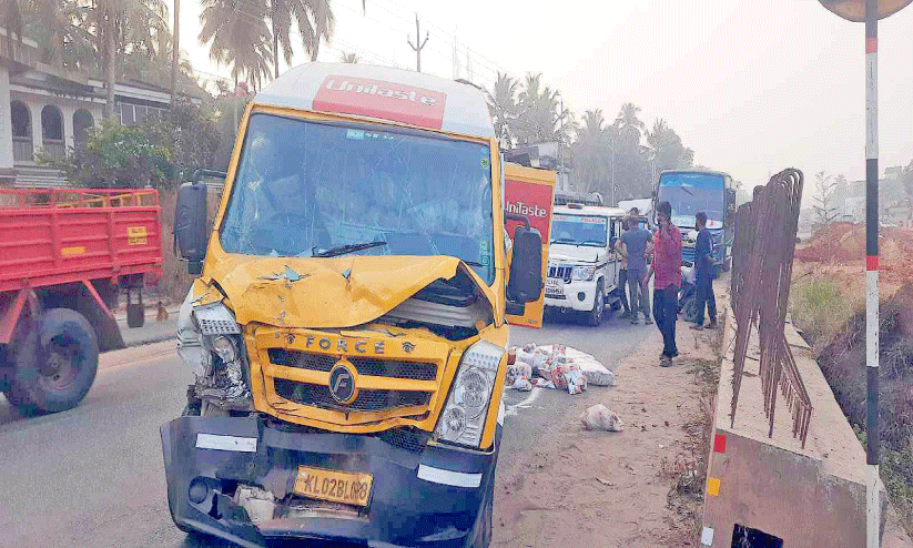 മ​ത്സ്യ​ലോ​റി നി​ർ​ത്തി​യി​ട്ട പി​ക്അ​പ് വാ​നി​ലി​ടി​ച്ച് ര​ണ്ടു​പേ​ർ​ക്ക് പ​രി​ക്ക്