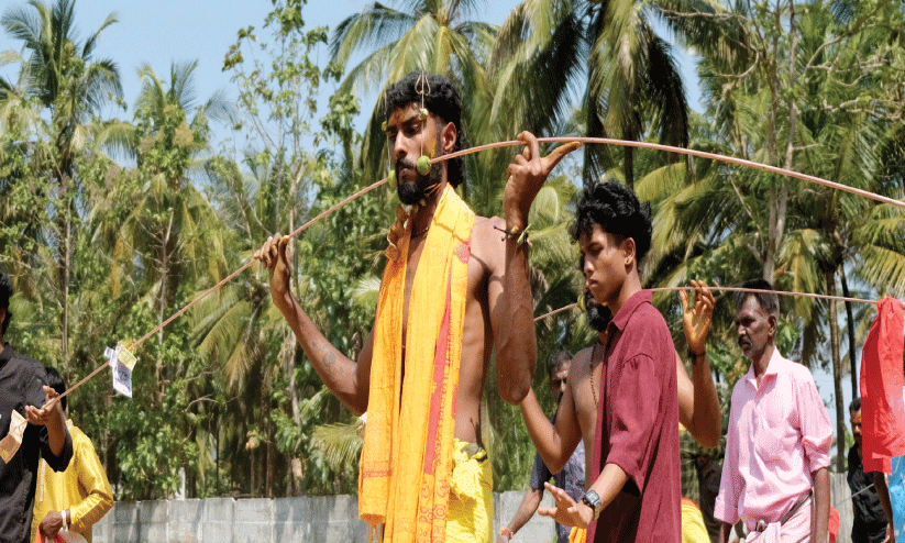 പൊയ്ക്കുതിരകൾ നിറഞ്ഞാടി; മനംനിറച്ച് മച്ചാട് മാമാങ്കം പൊയ്ക്കുതിരകൾ നിറഞ്ഞാടി; മനംനിറച്ച് മച്ചാട് മാമാങ്കം