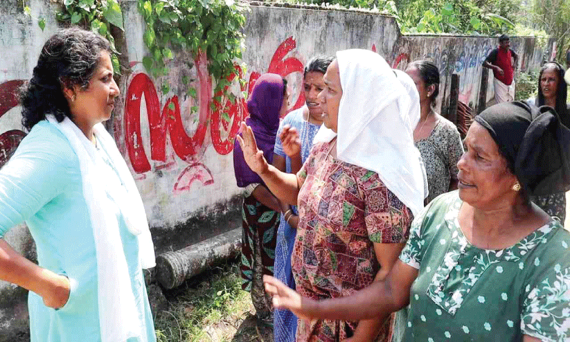 കുടിവെള്ളം കിട്ടാക്കനി; വീട്ടമ്മമാർ വാട്ടർ അതോറിറ്റി ഉദ്യോഗസ്ഥരെ തടഞ്ഞു കുടിവെള്ളം കിട്ടാക്കനി; വീട്ടമ്മമാർ വാട്ടർ അതോറിറ്റി ഉദ്യോഗസ്ഥരെ തടഞ്ഞു