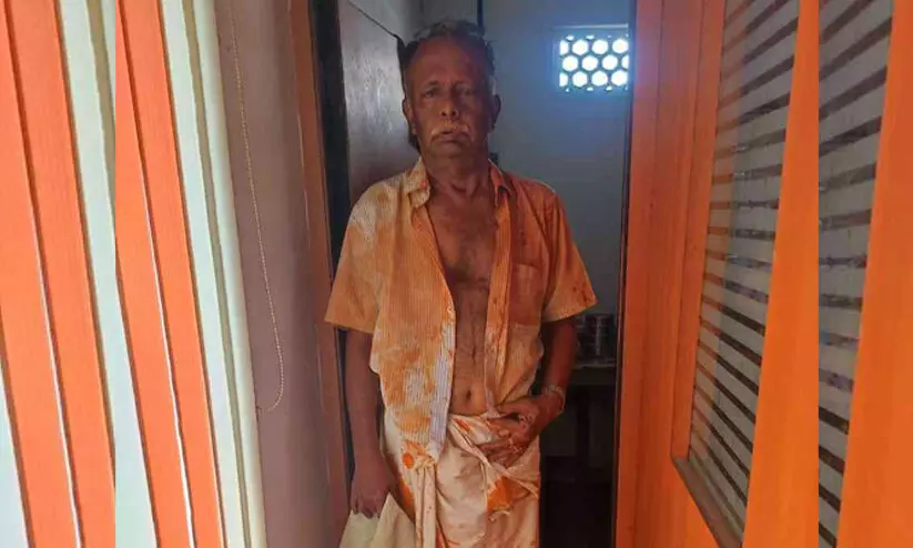 മുളകുപൊടി സ്പ്രേ ചെയ്ത് ചിട്ടിക്കട ഉടമയുടെ മൂന്ന് പവനും 10000 രൂപയും പിടിച്ചുപറിച്ചു മുളകുപൊടി സ്പ്രേ ചെയ്ത് ചിട്ടിക്കട ഉടമയുടെ മൂന്ന് പവനും 10000 രൂപയും പിടിച്ചുപറിച്ചു