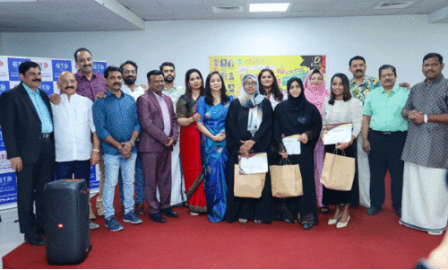 ‘ദേ ​ഷെ​ഫ്’ പാ​ച​ക​മ​ത്സ​ര​ത്തി​ലെ വി​ജ​യി​ക​ൾ ദ​ർ​ശ​ന ക​ലാ സാം​സ്‌​കാ​രി​ക വേ​ദി  പ്ര​വ​ർ​ത്ത​ക​ർ​ക്കൊ​പ്പം