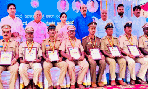 അ​പ​ക​ടം വ​രു​ത്താ​ത്ത ക​ർ​ണാ​ട​ക  ആ​ർ.​ടി.​സി ഡ്രൈ​വ​ർ​മാ​രെ ഗ​താ​ഗ​ത മ​ന്ത്രി ആ​ദ​രി​ച്ചു