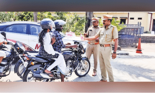 ചൂട്: യാത്രക്കാർക്ക് കുടിവെള്ളം നൽകി മോട്ടോർ വാഹന വകുപ്പ് ഉദ്യോഗസ്ഥർ ചൂട്: യാത്രക്കാർക്ക് കുടിവെള്ളം നൽകി മോട്ടോർ വാഹന വകുപ്പ് ഉദ്യോഗസ്ഥർ