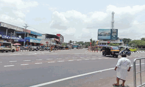 കുംഭച്ചൂടിലും യാത്രക്കാർക്ക് പെരുവഴി ശരണം; ബസുകൾ നിർത്തുന്നത് തോന്നുംപടി