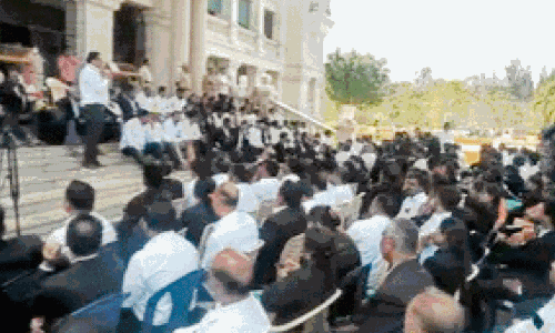 എസ്.ഐയുടെ സസ്പെൻഷൻ ആവശ്യപ്പെട്ട് അഭിഭാഷകർ തെരുവിൽതന്നെ