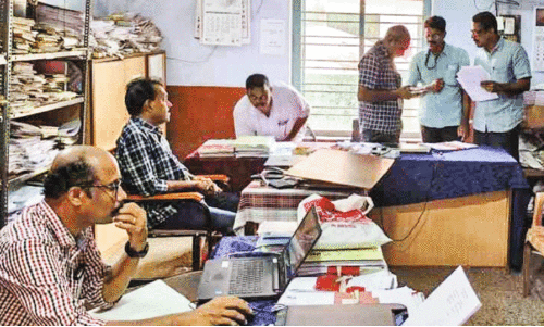 ക​രു​വാ​ര​കു​ണ്ട് വി​ല്ലേ​ജ് ഓ​ഫി​സ് വി​ജി​ല​ൻ​സ് പ​രി​ശോ​ധ​ന