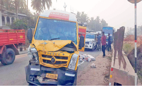 മ​ത്സ്യ​ലോ​റി നി​ർ​ത്തി​യി​ട്ട പി​ക്അ​പ് വാ​നി​ലി​ടി​ച്ച് ര​ണ്ടു​പേ​ർ​ക്ക് പ​രി​ക്ക്