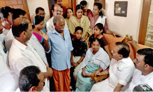 മ​യ​ക്കു​വെ​ടി​യേ​റ്റ കാ​ട്ടാ​ന​യെ​പ്പോ​ലെ​യാ​ണ് വ​നം മ​ന്ത്രി​യെ​ന്ന് ര​മേ​ശ് ചെ​ന്നി​ത്ത​ല