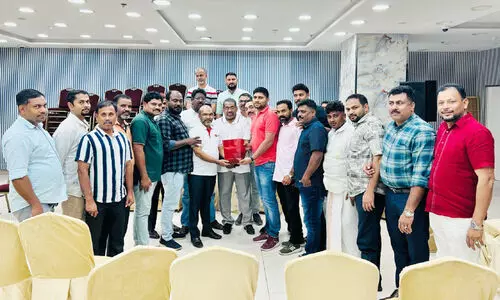 റ​ഷീ​ദ് വ​രി​ക്കോ​ട​ന് നി​ല​മ്പൂ​ർ കെ.​എം.​സി.​സി    സ്വീ​ക​ര​ണം ന​ൽ​കി