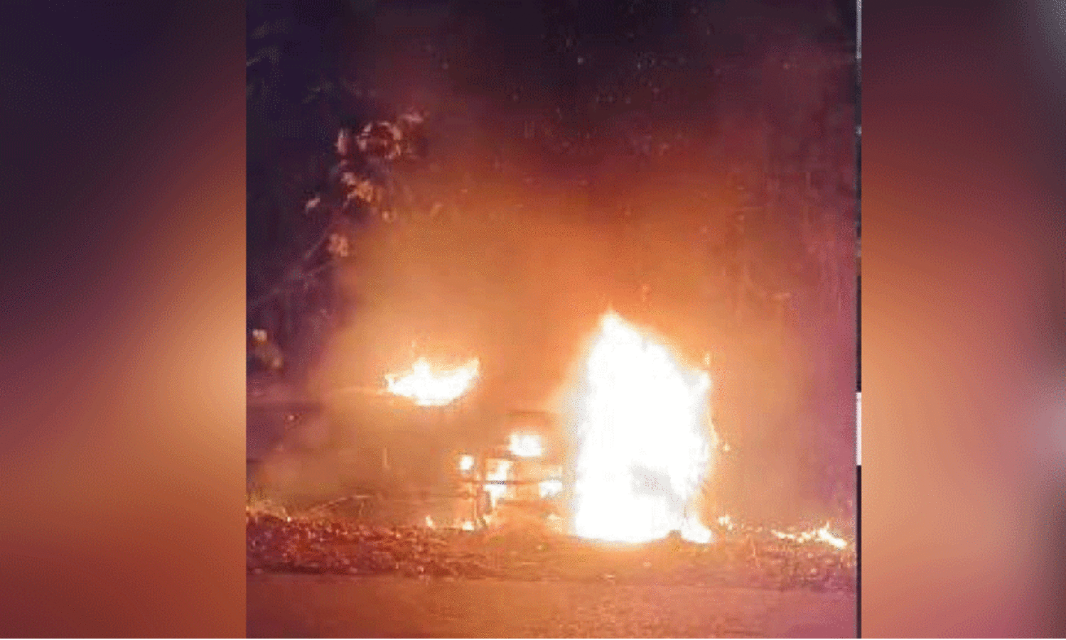 മാക്കൂട്ടം ചുരത്തിൽ വാഹനാപകടം; പിക്കപ്പ് വാൻ കത്തിനശിച്ചു