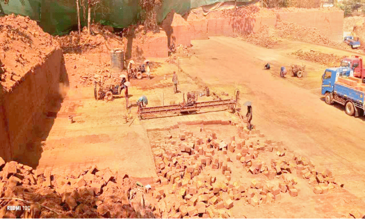 പകൽ കത്തുന്നു; ചൂടിൽ വാടിത്തളർന്ന് തൊഴിലാളികൾ