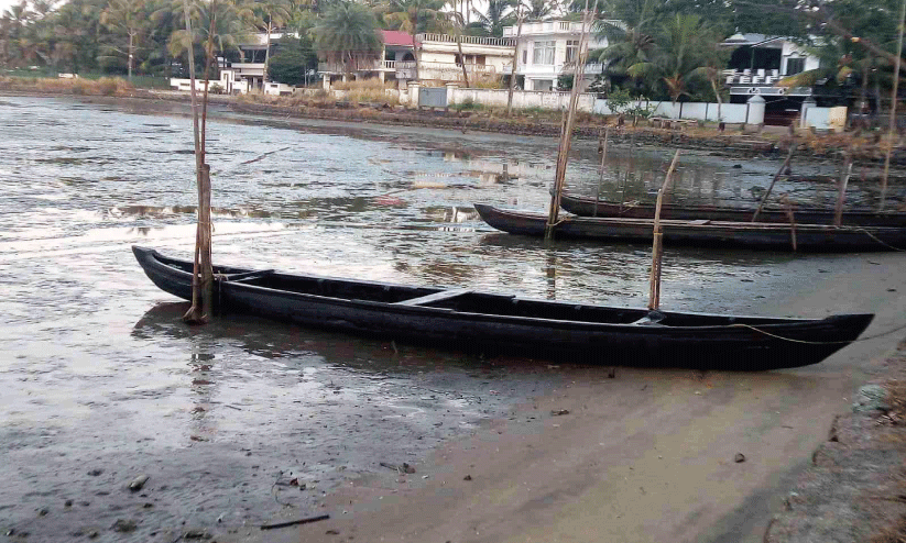 വേലിയിറക്കത്തിൽ ചേറ്റുവ പുഴയിൽ വെള്ളം ഉൾവലിഞ്ഞു; വള്ളം ഇറക്കാനാകാതെ മത്സ്യത്തൊഴിലാളികൾ വേലിയിറക്കത്തിൽ ചേറ്റുവ പുഴയിൽ വെള്ളം ഉൾവലിഞ്ഞു; വള്ളം ഇറക്കാനാകാതെ മത്സ്യത്തൊഴിലാളികൾ