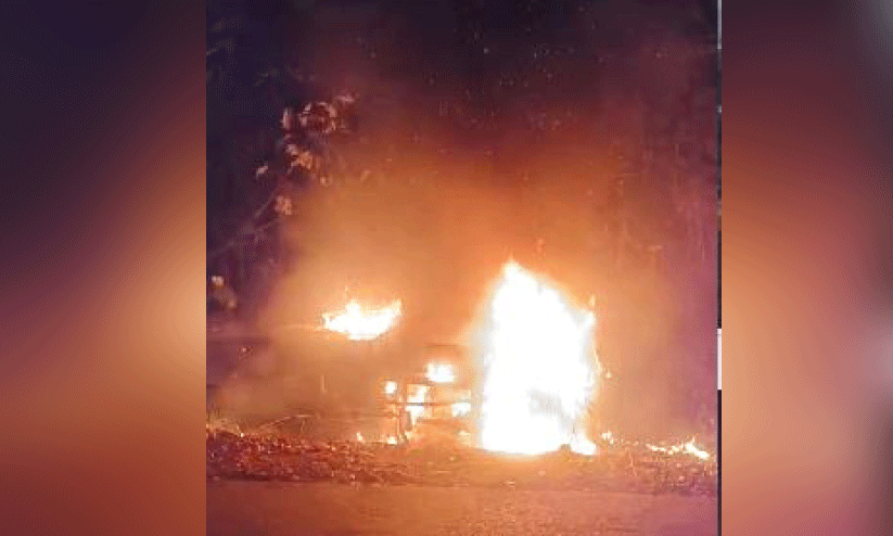 മാക്കൂട്ടം ചുരത്തിൽ വാഹനാപകടം; പിക്കപ്പ് വാൻ കത്തിനശിച്ചു മാക്കൂട്ടം ചുരത്തിൽ വാഹനാപകടം; പിക്കപ്പ് വാൻ കത്തിനശിച്ചു