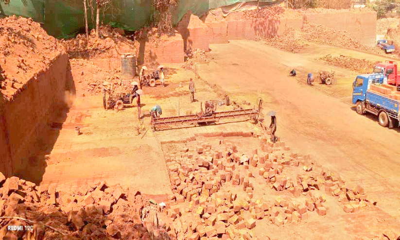 പകൽ കത്തുന്നു; ചൂടിൽ വാടിത്തളർന്ന് തൊഴിലാളികൾ