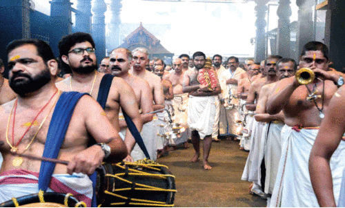 ഗുരുവായൂര്‍ ഉത്സവം കൊടിയേറി