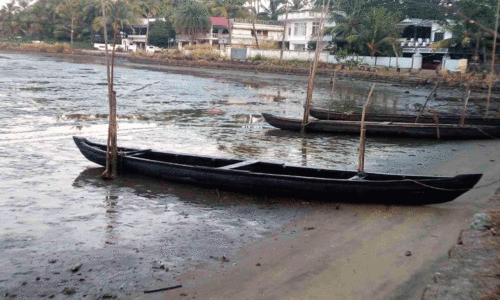 വേ​ലി​യി​റ​ക്ക​ത്തി​ൽ ചേ​റ്റു​വ പു​ഴ​യി​ൽ വെ​ള്ളം ഉ​ൾ​വ​ലി​ഞ്ഞു; വ​ള്ളം ഇ​റ​ക്കാ​നാ​കാ​തെ മ​ത്സ്യ​ത്തൊ​ഴി​ലാ​ളി​ക​ൾ