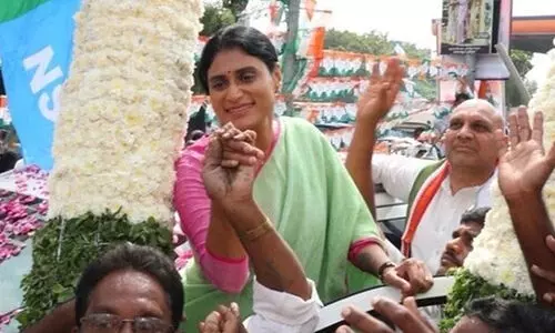 വീട്ടുതടങ്കൽ ഭയന്ന് കോൺഗ്രസ് ഓഫീസിൽ രാത്രി ഉറങ്ങി വൈ.എസ്. ശർമ്മിള