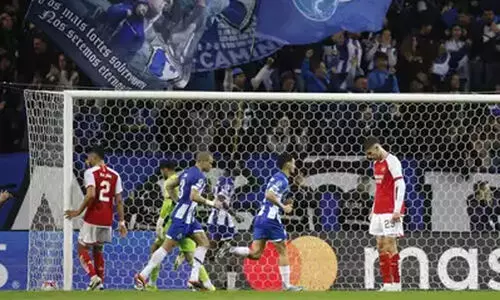 ചാ​മ്പ്യ​ൻ​സ് ലീ​ഗ്: പോ​ർ​ട്ടോ‍യി​ൽ ആ​ഴ്സ​ന​ൽ വീ​ണു;ബാ​ഴ്സ​ക്ക് കു​രു​ക്കി​ട്ട് നാ​പോ​ളി