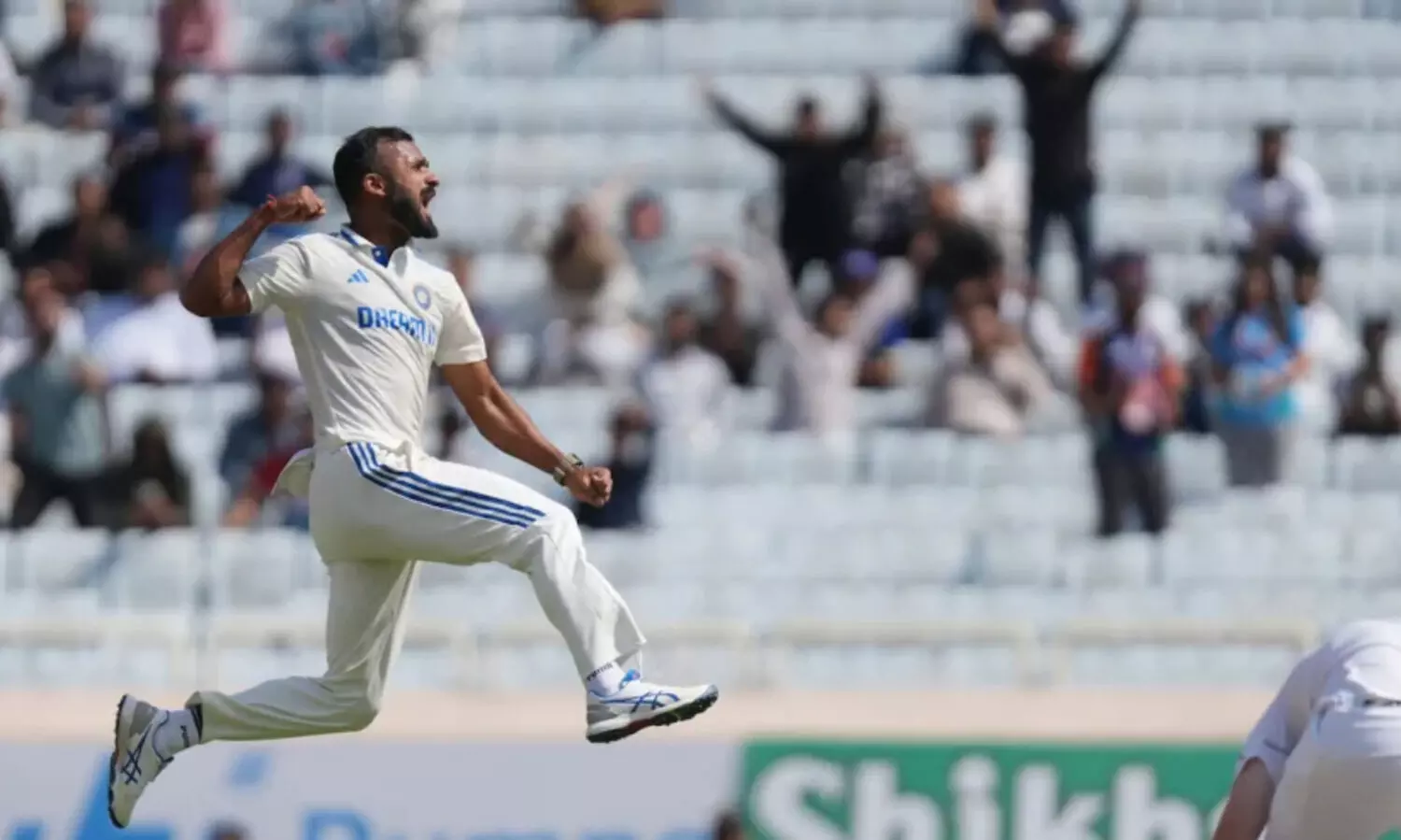 അരങ്ങേറ്റം ഉജ്ജ്വലമാക്കി ആകാശ്; റാഞ്ചിയിൽ തകർന്നടിഞ്ഞ് ഇംഗ്ലണ്ട്, അഞ്ച് വിക്കറ്റ് നഷ്ടം