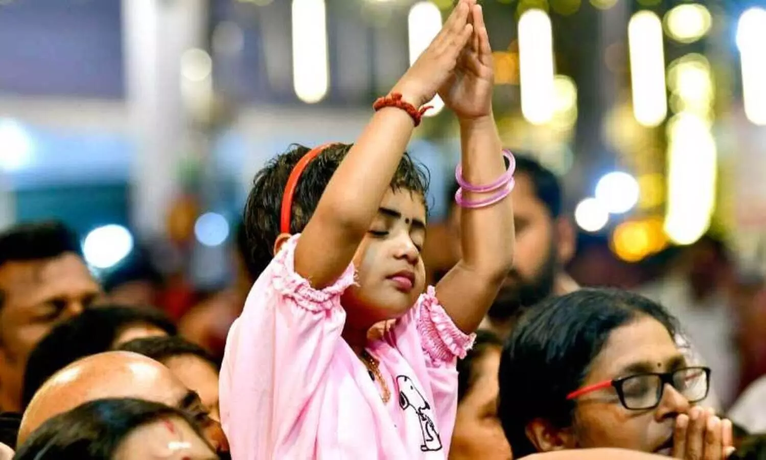 പൊ​ങ്കാ​ല മ​ഹോ​ത്സ​വ​ത്തോ​ട​നു​ബ​ന്ധി​ച്ച്​ ആ​റ്റു​കാ​ൽ ദേ​വീ​ക്ഷേ​ത്ര​ത്തി​ൽ വ്യാ​ഴാ​ഴ്ച സ​ന്ധ്യ​ക്ക്​ ദീ​പാ​രാ​ധ​ന തൊ​ഴു​ന്ന കു​ട്ടി -പി.​ബി. ബി​ജു