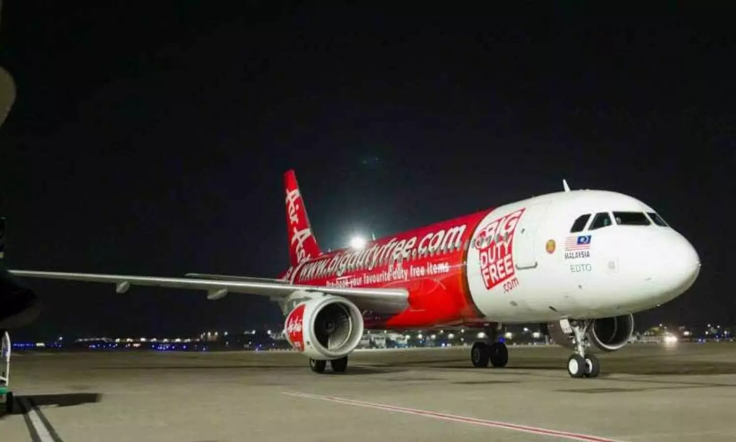 ക്വാ​ലാ​ലം​പു​രി​ലേ​ക്ക്​ സ​ര്‍വി​സ് ന​ട​ത്തു​ന്ന എ​യ​ര്‍ ഏ​ഷ്യ ബെ​ര്‍ഹാ​ദി​ന്റെ വി​മാ​നം