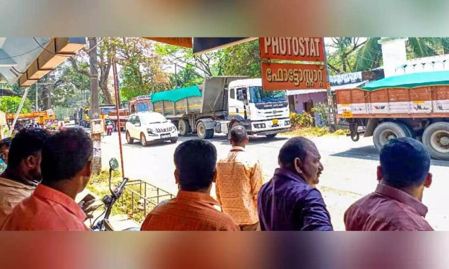 ഉ​റു​കു​ന്നി​ൽ വ​യോ​ധി​ക ടി​പ്പ​ർ ഇ​ടി​ച്ചു​മ​രി​ച്ച​തി​നെ തു​ട​ർ​ന്ന് നാ​ട്ടു​കാ​ർ ടി​പ്പ​റു​ക​ൾ ത​ട​ഞ്ഞി​ട്ടി​രി​ക്കു​ന്നു