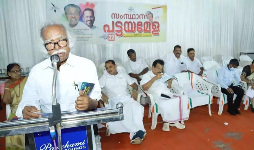 കാസര്കോട് മുനിസിപ്പല് കോണ്ഫറന്സ് ഹാളില് നടന്ന പട്ടയ വിതരണ മേളയിൽ മന്ത്രി രാമചന്ദ്രന് കടന്നപ്പള്ളി സംസാരിക്കുന്നു കാസര്കോട് മുനിസിപ്പല് കോണ്ഫറന്സ് ഹാളില് നടന്ന പട്ടയ വിതരണ മേളയിൽ മന്ത്രി രാമചന്ദ്രന് കടന്നപ്പള്ളി സംസാരിക്കുന്നു