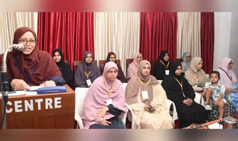 ജ​മാ​അ​ത്തെ ഇ​സ്‌​ലാ​മി ഹി​ന്ദ് ജി​ല്ല വ​നി​ത വി​ഭാ​ഗം സം​ഘ​ടി​പ്പി​ച്ച നേ​തൃ​സം​ഗ​മം സം​സ്ഥാ​ന പ്ര​സി​ഡ​ന്റ് പി.​ടി.​പി. സാ​ജി​ത ഉ​ദ്ഘാ​ട​നം ചെ​യ്യു​ന്നു