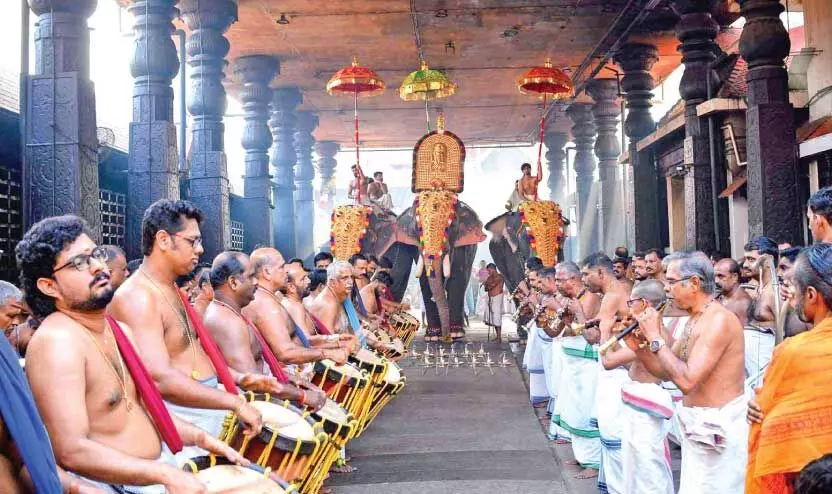 ഗു​രു​വാ​യൂ​ർ ഉ​ത്സ​വ​ത്തോ​ട​നു​ബ​ന്ധി​ച്ച് ന​ട​ന്ന വി​ശേ​ഷാ​ല്‍ കാ​ഴ്ച​ശീ​വേ​ലി