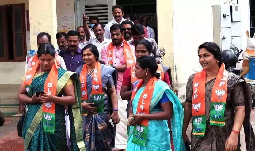 അവിശ്വാസ പ്രമേയം വിജയിച്ചതിനെ തുടർന്ന് ബി.ജെ.പി പ്രവർത്തകർ പ്രകടനം നടത്തുന്നു അവിശ്വാസ പ്രമേയം വിജയിച്ചതിനെ തുടർന്ന് ബി.ജെ.പി പ്രവർത്തകർ പ്രകടനം നടത്തുന്നു