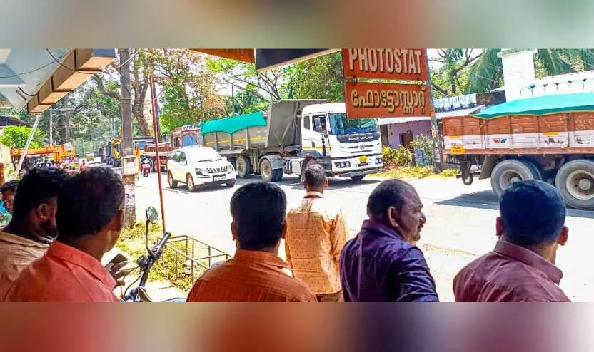 ഉ​റു​കു​ന്നി​ൽ വ​യോ​ധി​ക ടി​പ്പ​ർ ഇ​ടി​ച്ചു​മ​രി​ച്ച​തി​നെ തു​ട​ർ​ന്ന് നാ​ട്ടു​കാ​ർ ടി​പ്പ​റു​ക​ൾ ത​ട​ഞ്ഞി​ട്ടി​രി​ക്കു​ന്നു