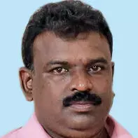 കൊ​ട്ടി​യൂ​രി​ൽ മ​രം മു​റി​ച്ചു​മാ​റ്റു​ന്ന​തി​നി​ടെ ത​ടി ദേ​ഹ​ത്തു​വീ​ണ് യു​വാ​വ് മ​രി​ച്ചു