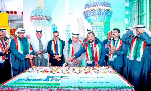 hala february celebrations at lulu, cutting cake