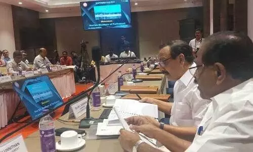 എം.​പി രാ​ജ്‌​മോ​ഹ​ൻ ഉ​ണ്ണി​ത്താ​ന്റെ നേ​തൃ​ത്വ​ത്തി​ൽ ഏ​ഴ് എം.​പി​മാ​ർ ഒ​പ്പി​ട്ട നി​ർ​ദേ​ശ​ങ്ങ​ൾ റെ​യി​ൽ​വേ യോ​ഗ​ത്തി​ൽ അ​വ​ത​രി​പ്പിക്കുന്നു