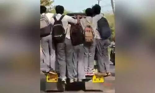 പെ​രി​ങ്ങ​ത്തൂ​ർ ടൗ​ണി​ലൂ​ടെ അ​പ​ക​ട​ക​ര​മാം​വി​ധം ജീ​പ്പി​ൽ തൂ​ങ്ങി​യാ​ടു​ന്ന വി​ദ്യാ​ർ​ഥി​ക​ൾ