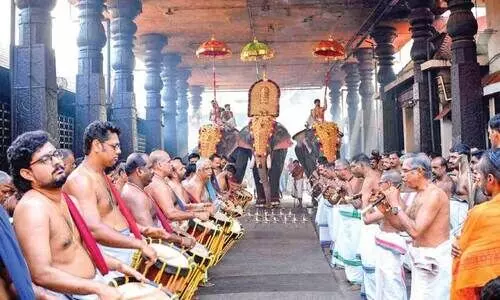 ഗു​രു​വാ​യൂ​ർ ഉ​ത്സ​വ​ത്തോ​ട​നു​ബ​ന്ധി​ച്ച് ന​ട​ന്ന വി​ശേ​ഷാ​ല്‍ കാ​ഴ്ച​ശീ​വേ​ലി