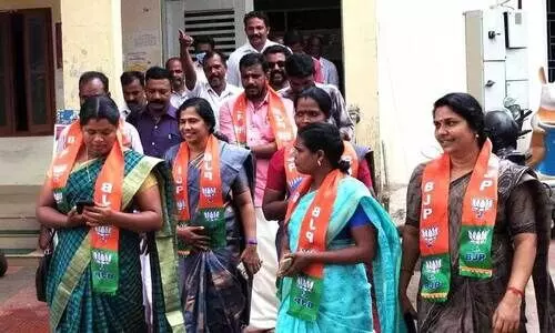 അ​വി​ശ്വാ​സ പ്ര​മേ​യം വി​ജ​യി​ച്ച​തി​നെ തു​ട​ർ​ന്ന് ബി.​ജെ.​പി പ്ര​വ​ർ​ത്ത​ക​ർ പ്ര​ക​ട​നം ന​ട​ത്തു​ന്നു