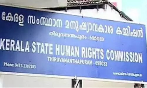 സർട്ടിഫിക്കറ്റ് ഉൾപ്പെടെ ബാങ്ക് ജപ്തി ചെയ്തു; ജ​പ്തി ചെ​യ്ത വീ​ട്ടി​ലെ സാ​ധ​ന​ങ്ങ​ൾ ഉ​ട​മ​ക്ക് മ​ട​ക്കി ന​ൽ​ക​ണ​മെ​ന്ന് ക​മീ​ഷ​ൻ