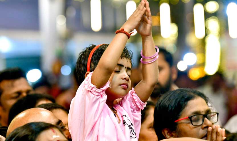 പൊ​ങ്കാ​ല മ​ഹോ​ത്സ​വ​ത്തോ​ട​നു​ബ​ന്ധി​ച്ച്​ ആ​റ്റു​കാ​ൽ ദേ​വീ​ക്ഷേ​ത്ര​ത്തി​ൽ വ്യാ​ഴാ​ഴ്ച സ​ന്ധ്യ​ക്ക്​ ദീ​പാ​രാ​ധ​ന തൊ​ഴു​ന്ന കു​ട്ടി -പി.​ബി. ബി​ജു