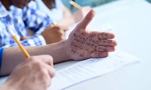 യു.പിയിൽ കോപ്പിയടിയും ആൾമാറാട്ടവും തടയാൻ കർശന നിരീക്ഷണം; പരീക്ഷ എഴുതാതെ മുങ്ങിയത് മൂന്നു ലക്ഷം പേർ