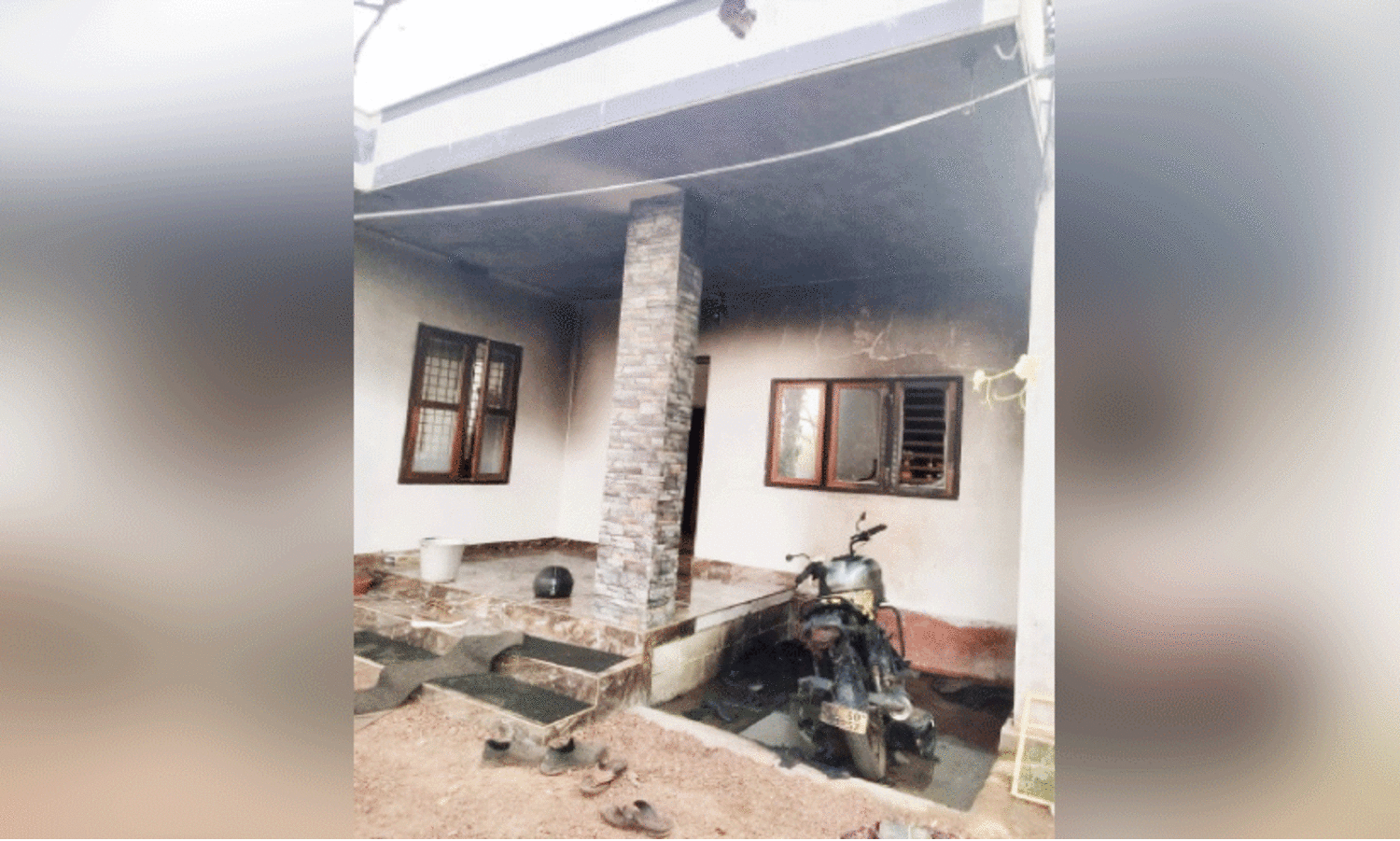 ബൈക്കിന് തീയിട്ടു; വീടിന് തീപിടിച്ചു, ഗൃഹനാഥന് പൊള്ളൽ